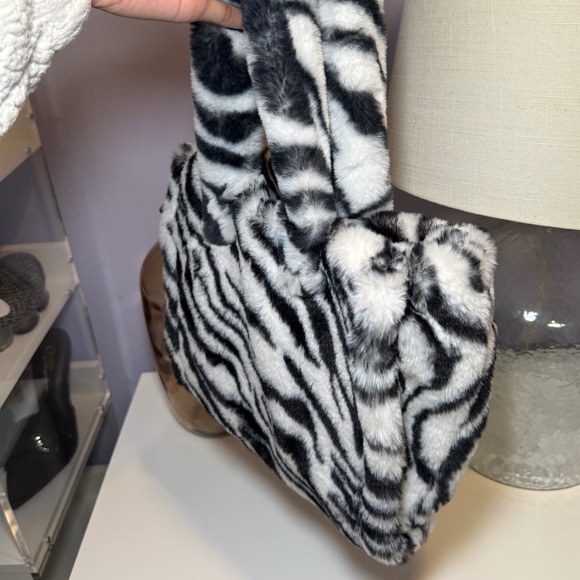 Soft Zebra print purse 🦓 - Picture 3 of 3